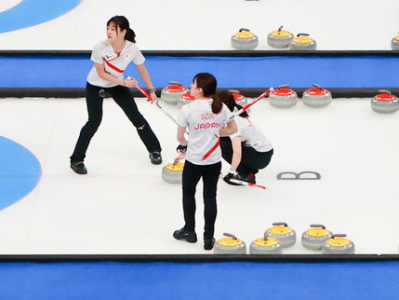 中国冰壶男队力克日本，昂首挺进冬奥会赛场