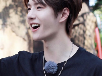 王一博抱鱼萌态再现，宛如年画娃娃般可爱