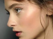 精致容颜误入化妆圈：揭秘素颜与妆容的微妙界限